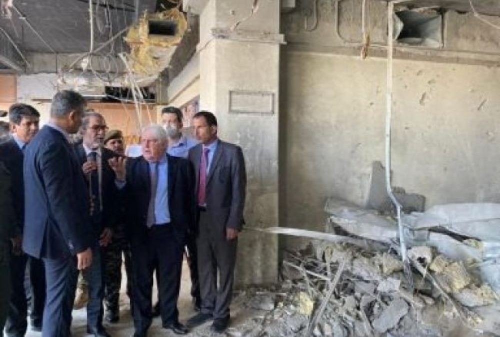غريفيث يصل عدن ويطلع على آثار الهجوم الصاروخي الذي استهدف المطار