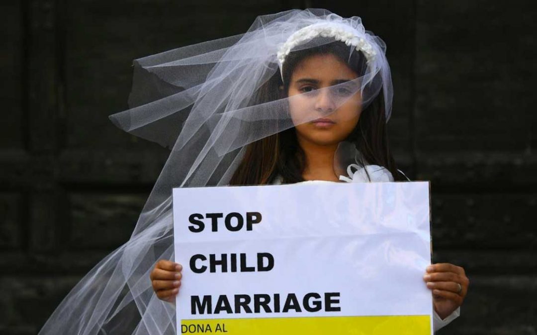 شرطة تعز توقف حفلة زفاف طفلة على رجل مُسن وتعتقل والدها