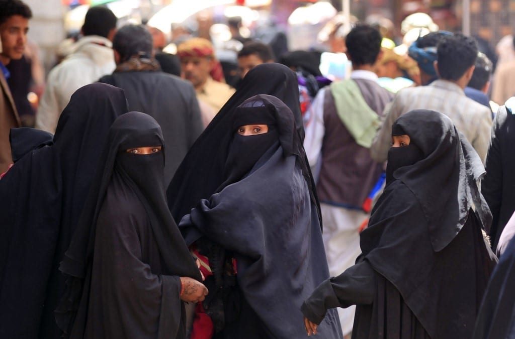 اليمنيات في عهد الحوثي قاصرات ومحكومات بـ “الهوية الإيمانية”