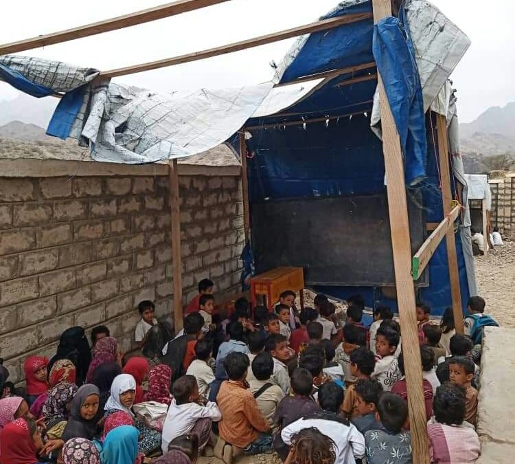 طلابه يدرسون في العراء.. مدير مدرسة في لحج يناشد المنظمات التدخل للتخفيف من معاناة الطلاب