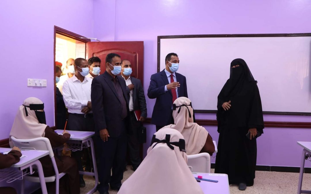 حضرموت.. وزير التربية يتفقد سير امتحانات النقل النهائية
