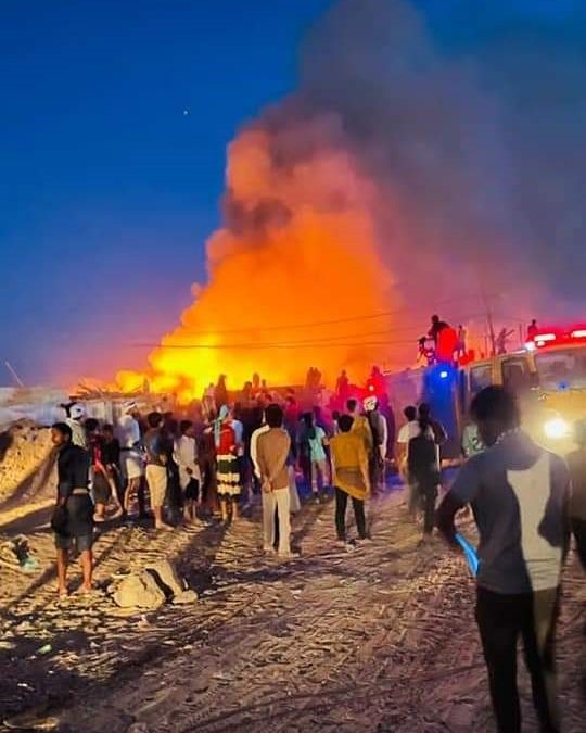مأرب.. وفاة طفل وإصابة ٤ آخرين جراء اندلاع حريق بأحد مخيمات النازحين